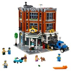 LEGO® Corner Garage