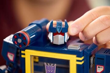 LEGO® Transformers: Soundwave
