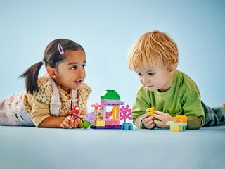 مجموعة بناء كشك مقهى أرييل وفلاوندر من LEGO®