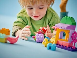 مجموعة بناء كشك مقهى أرييل وفلاوندر من LEGO®