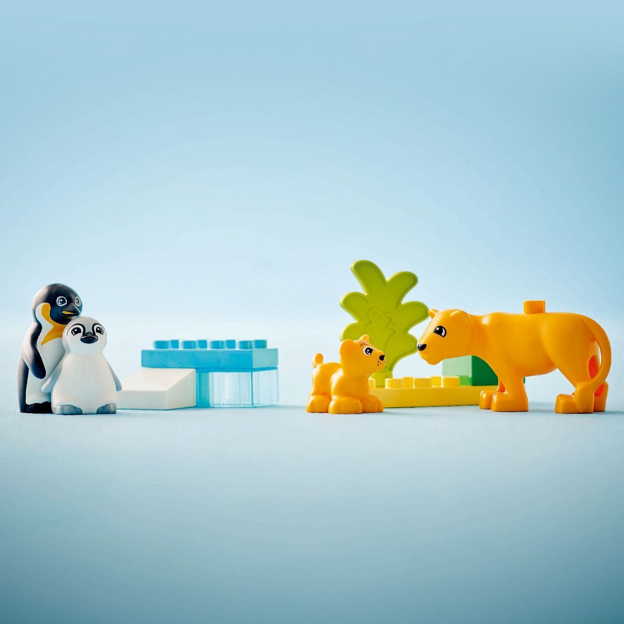 LEGO® Wild Animal Families: Penguins & Lions