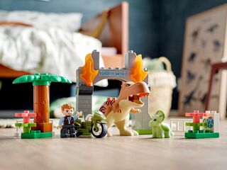 LEGO® T. rex and Triceratops Dinosaur Breakout