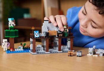 LEGO® The Wolf Stronghold