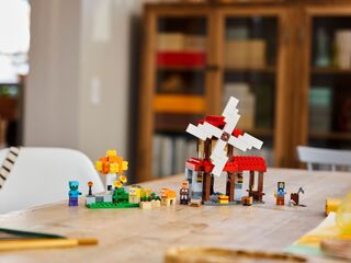 مجموعة بناء مزرعة الطاحونة الهوائية من LEGO®