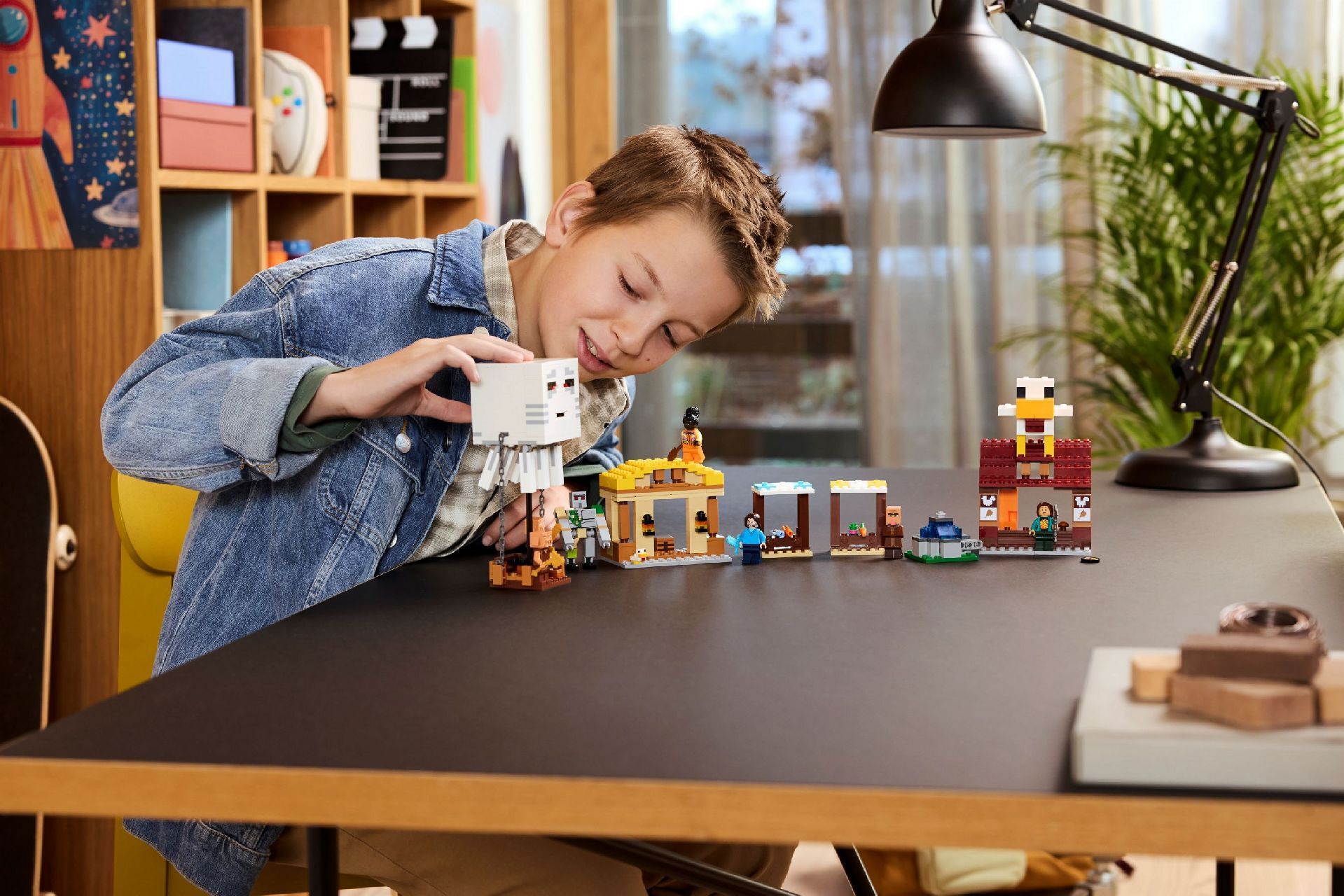 LEGO® The Ghast Balloon Village Attack