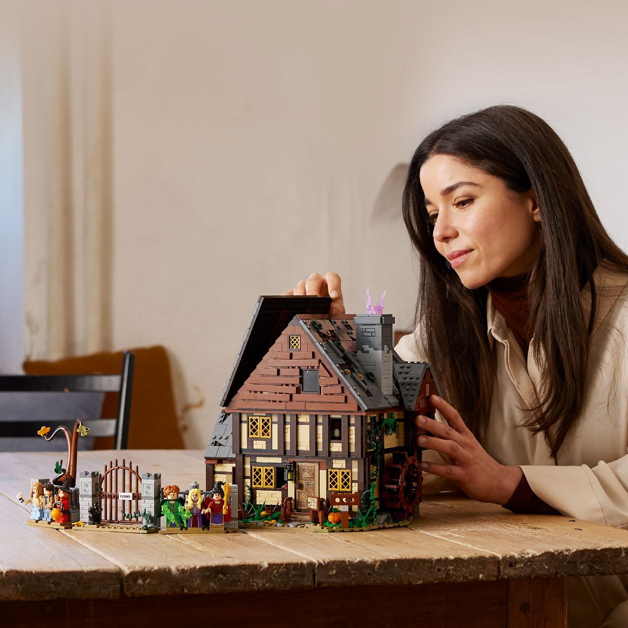 LEGO® Disney Hocus Pocus: The Sanderson Sisters' Cottage