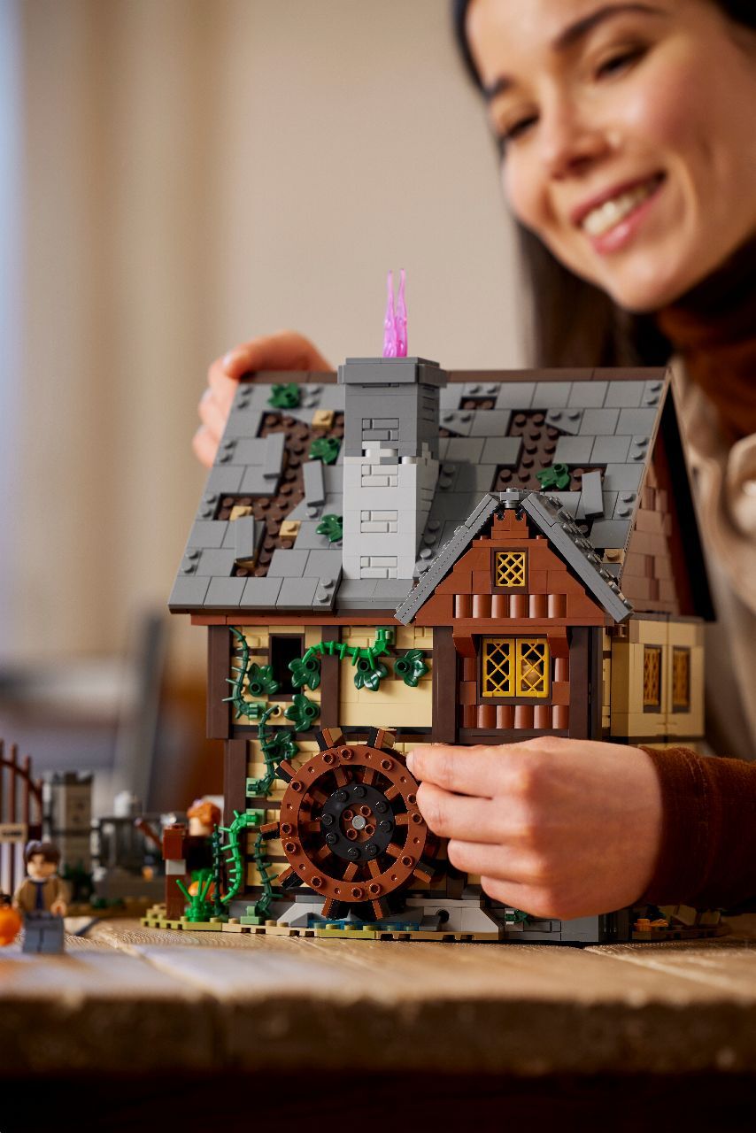 LEGO® Disney Hocus Pocus: The Sanderson Sisters' Cottage