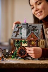 LEGO® Disney Hocus Pocus: The Sanderson Sisters' Cottage