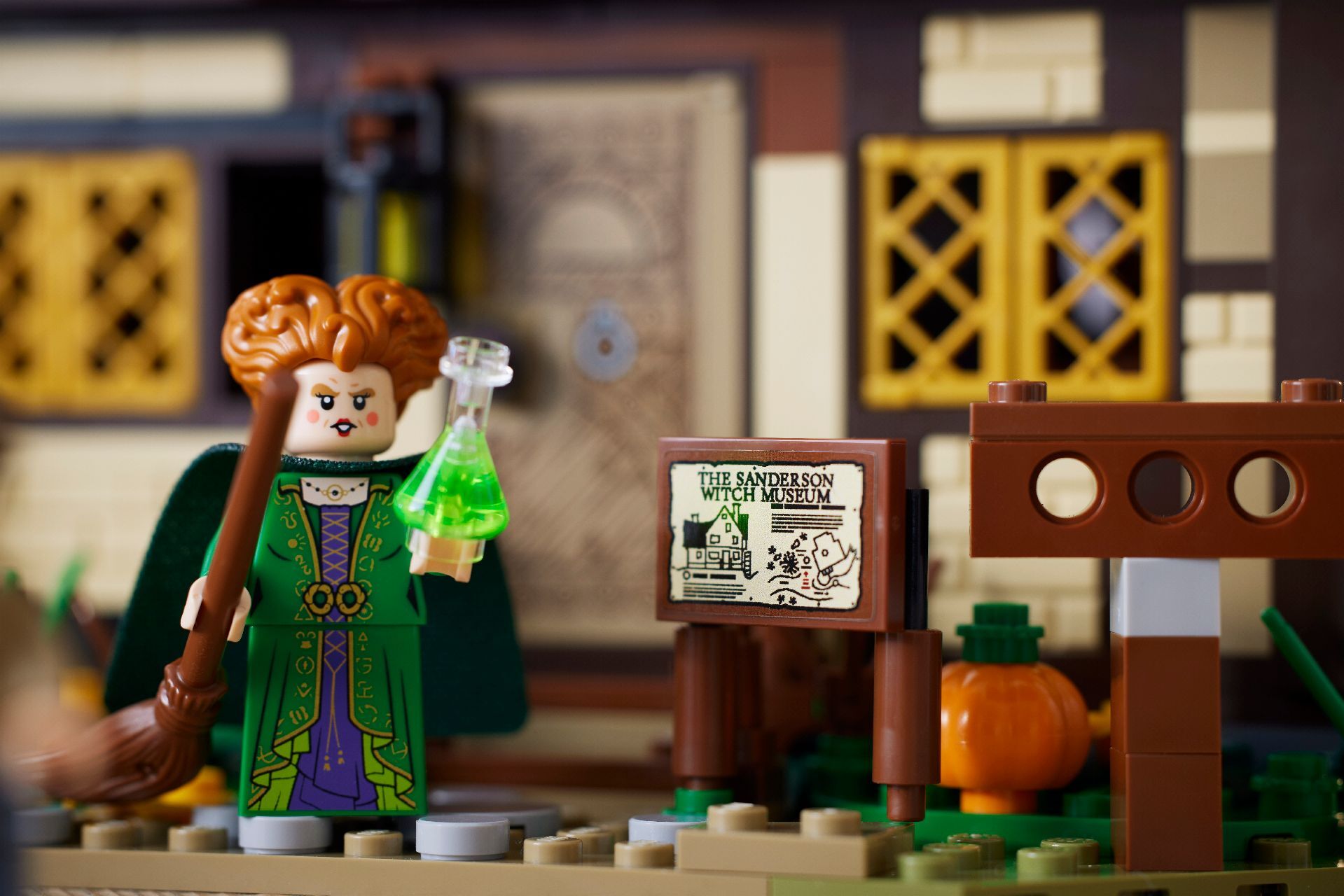 LEGO® Disney Hocus Pocus: The Sanderson Sisters' Cottage