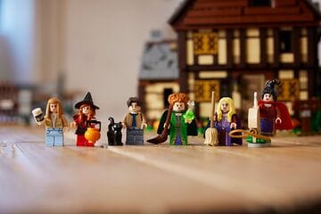 LEGO® Disney Hocus Pocus: The Sanderson Sisters' Cottage