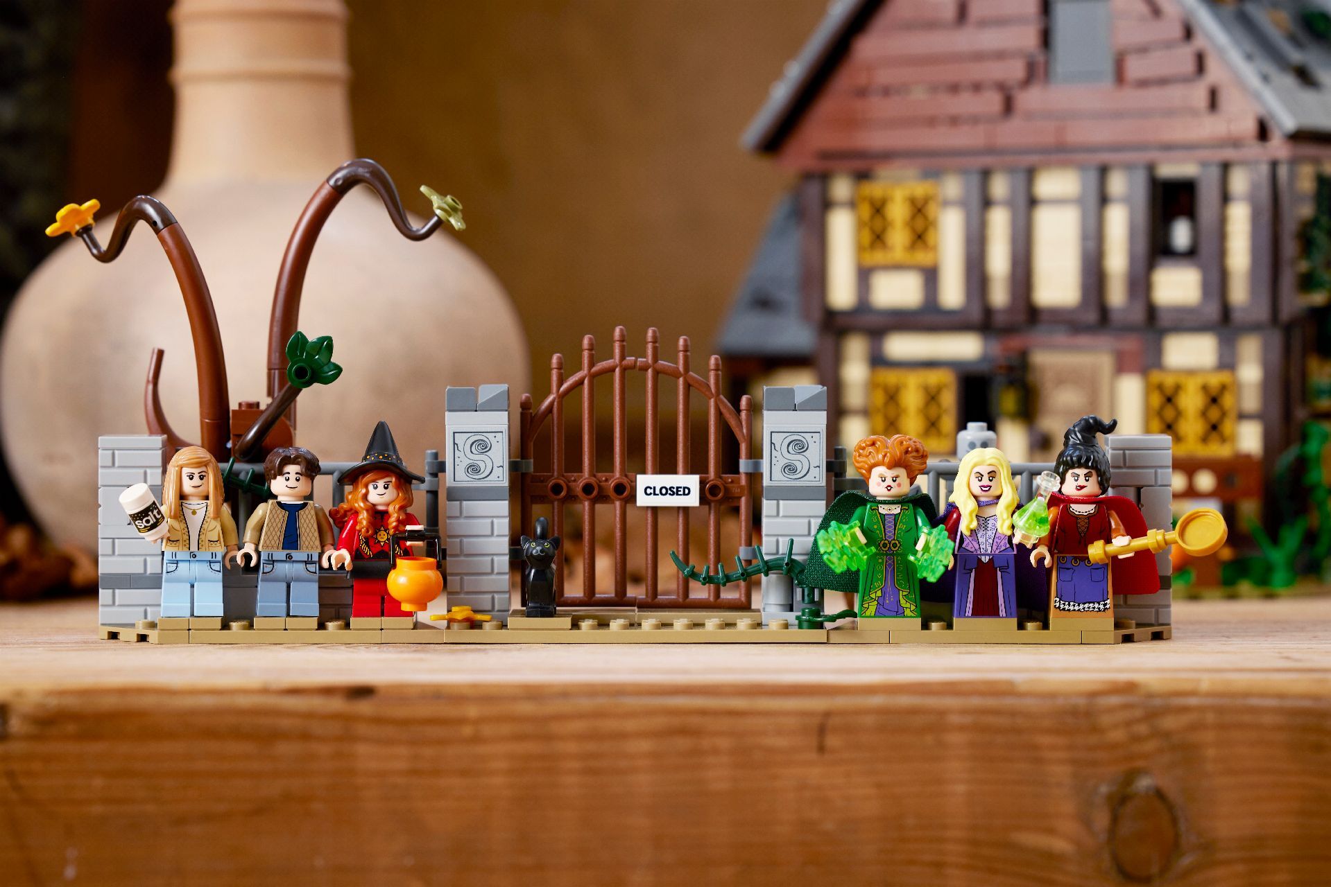 LEGO® Disney Hocus Pocus: The Sanderson Sisters' Cottage