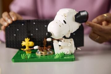 LEGO® Peanuts: Snoopy's Doghouse