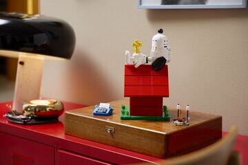 LEGO® Peanuts: Snoopy's Doghouse