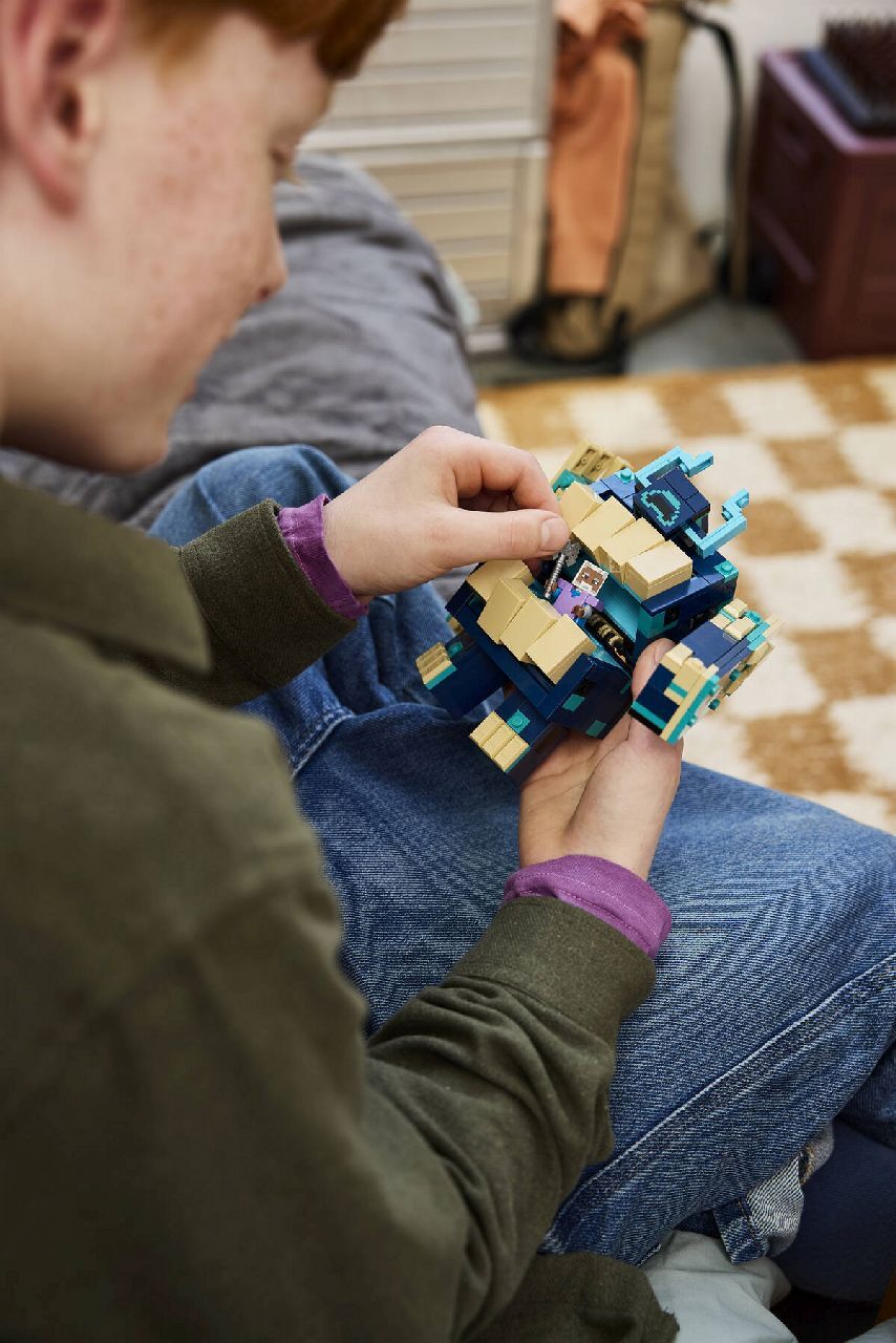 LEGO® The Twisted Warden Battle
