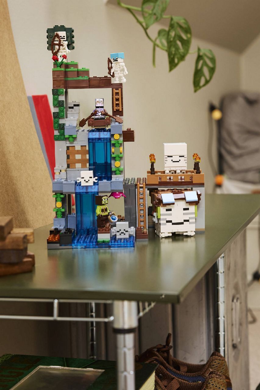 LEGO® Ghast Station