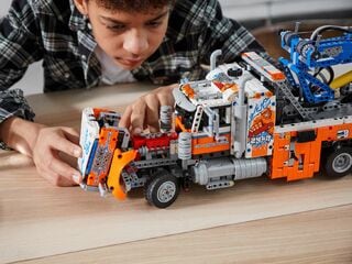 LEGO® Heavy-duty Tow Truck