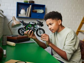 LEGO® Kawasaki Ninja H2R Motorcycle