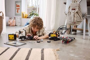 ليغو® شاحنة فولفو FMX وحفّار EC230 الكهربائي