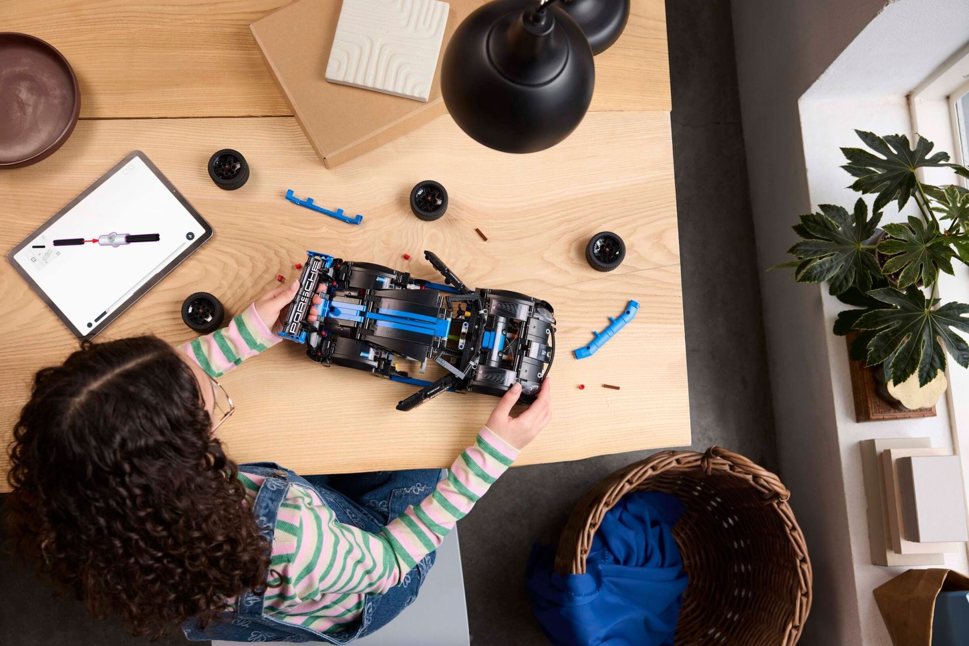 LEGO® Porsche GT4 e-Performance Race Car