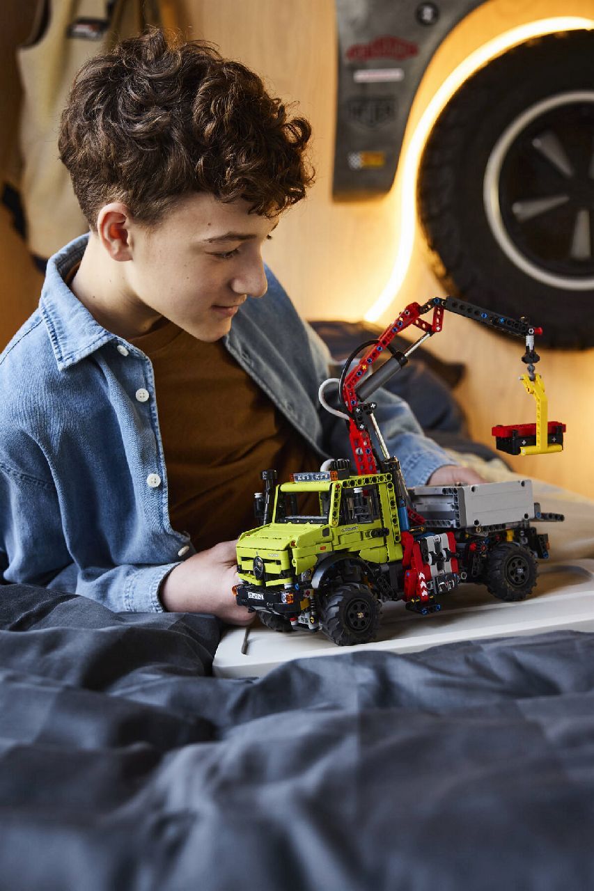 LEGO® Mercedes-Benz Unimog U 5023 with Crane