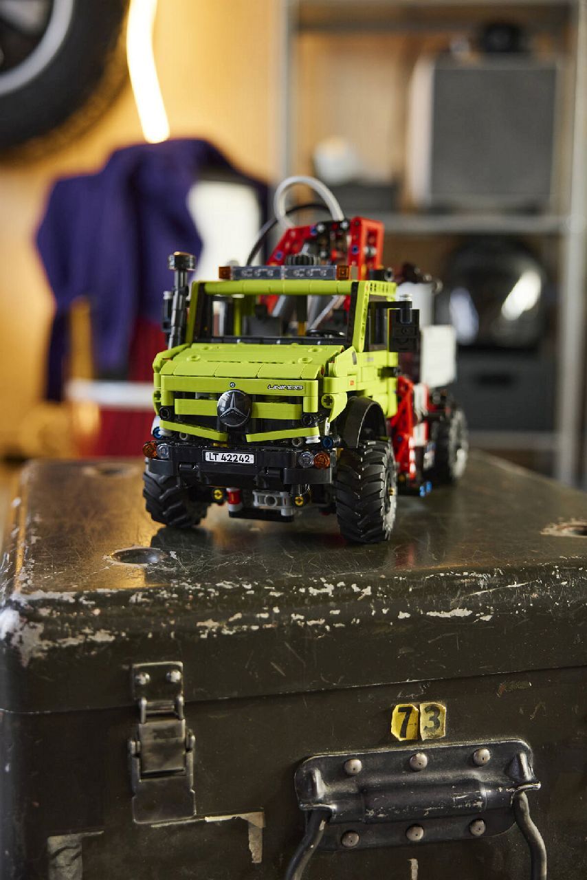 LEGO® Mercedes-Benz Unimog U 5023 with Crane