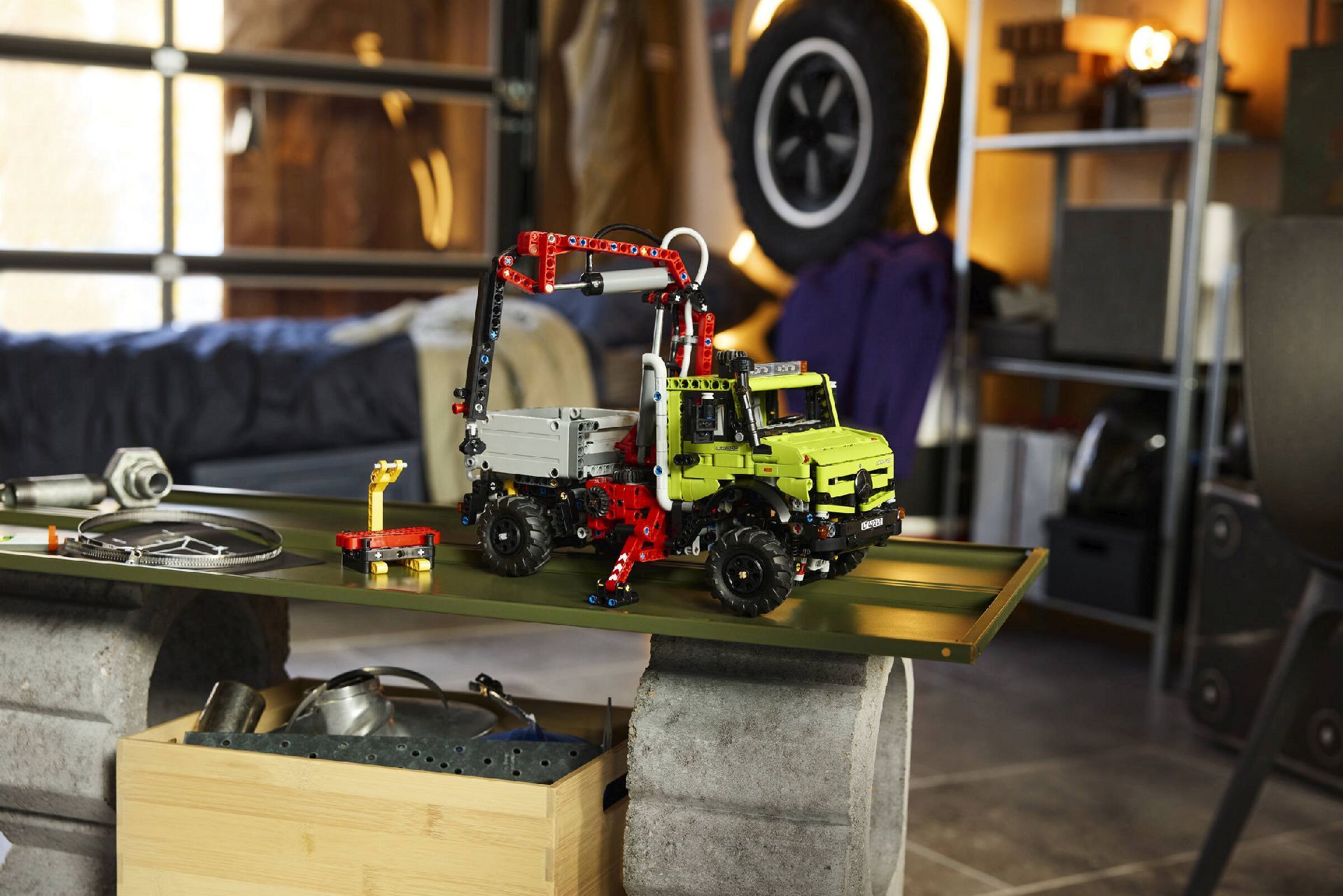 LEGO® Mercedes-Benz Unimog U 5023 with Crane