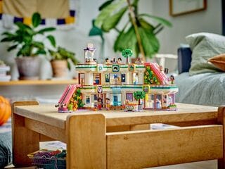 LEGO® Heartlake City Shopping Mall