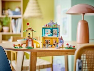 مجموعة بناء مدرسة مدينة هارت ليك التمهيدية من LEGO®