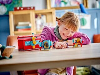 مجموعة بناء صندوق مجوهرات سنو وايت من LEGO®