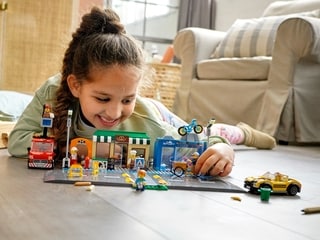 LEGO® City Shopping Street