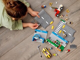 LEGO® City Shopping Street
