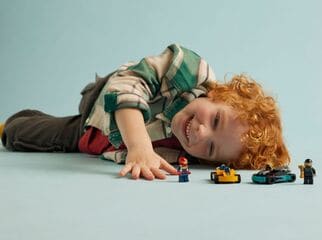 مجموعة سيارات سباق جو كارتس وسائقي السباق من ليغو®