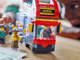 مجموعة بناء حافلة حمراء بطابقين لمشاهدة المعالم السياحية من LEGO®