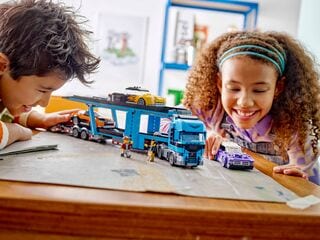 مجموعة بناء شاحنة نقل السيارات مع سيارات رياضية من LEGO®