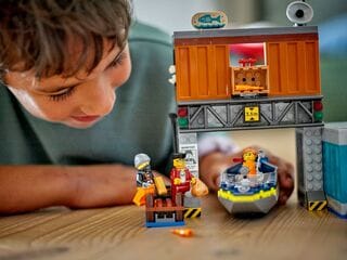 مجموعة قارب الشرطة السريع ومخبأ اللصوص من ليغو®