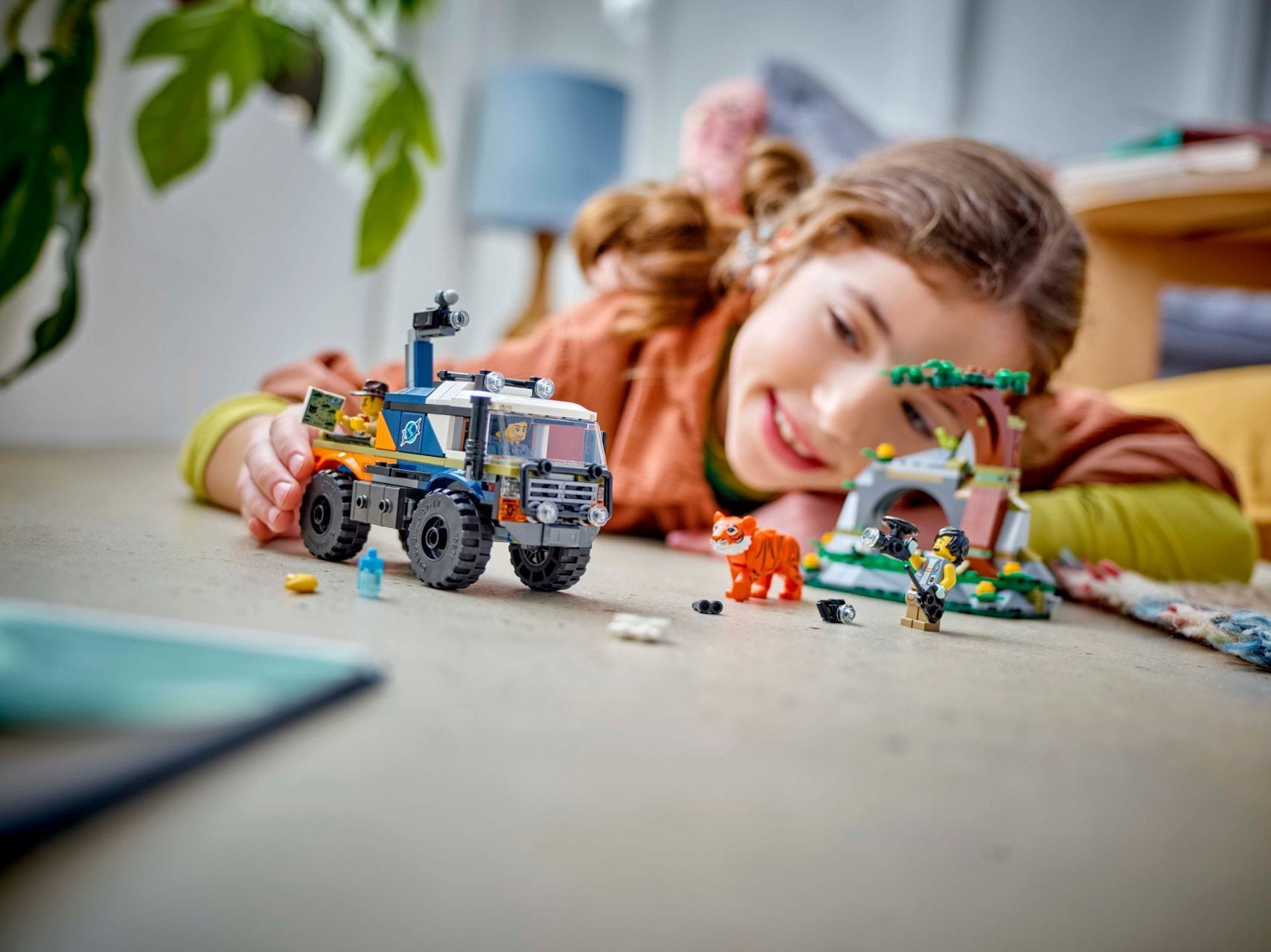 مجموعة بناء شاحنة مستكشف الغابات للطرق الوعرة من LEGO®