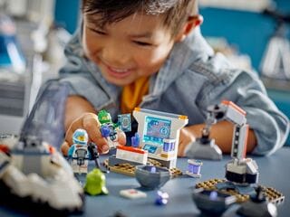 LEGO® Spaceship and Asteroid Discovery