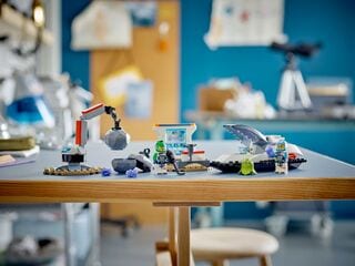 LEGO® Spaceship and Asteroid Discovery