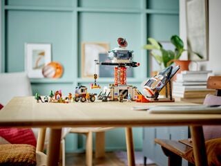 قاعدة الفضاء ومنصة إطلاق الصواريخ من ليغو®