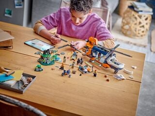 مجموعة هليكوبتر لاستكشاف الغابة في معسكر تخييمي من LEGO®