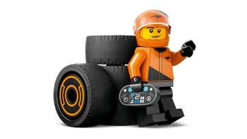 سائق F1® مع سيارة سباق McLaren من LEGO®