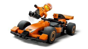 سائق F1® مع سيارة سباق McLaren من LEGO®