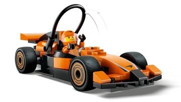 سائق F1® مع سيارة سباق McLaren من LEGO®