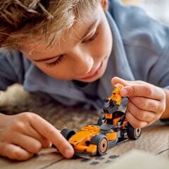سائق F1® مع سيارة سباق McLaren من LEGO®