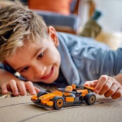 سائق F1® مع سيارة سباق McLaren من LEGO®