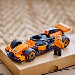 سائق F1® مع سيارة سباق McLaren من LEGO®