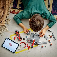 محطة خدمة F1® والطاقم مع سيارة Ferrari من LEGO®