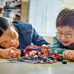 محطة خدمة F1® والطاقم مع سيارة Ferrari من LEGO®