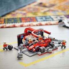 محطة خدمة F1® والطاقم مع سيارة Ferrari من LEGO®