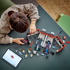 مرآب F1® وسيارات Mercedes-AMG وAlpine من LEGO®